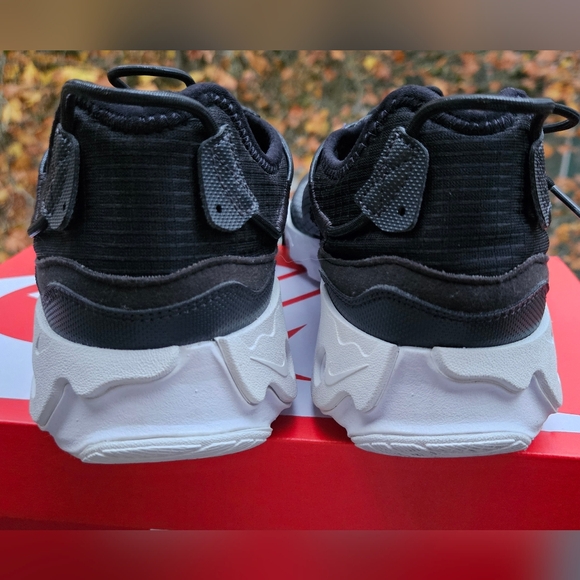 Nike Men's Black and Gray Sneakers - Picture 5 of 16